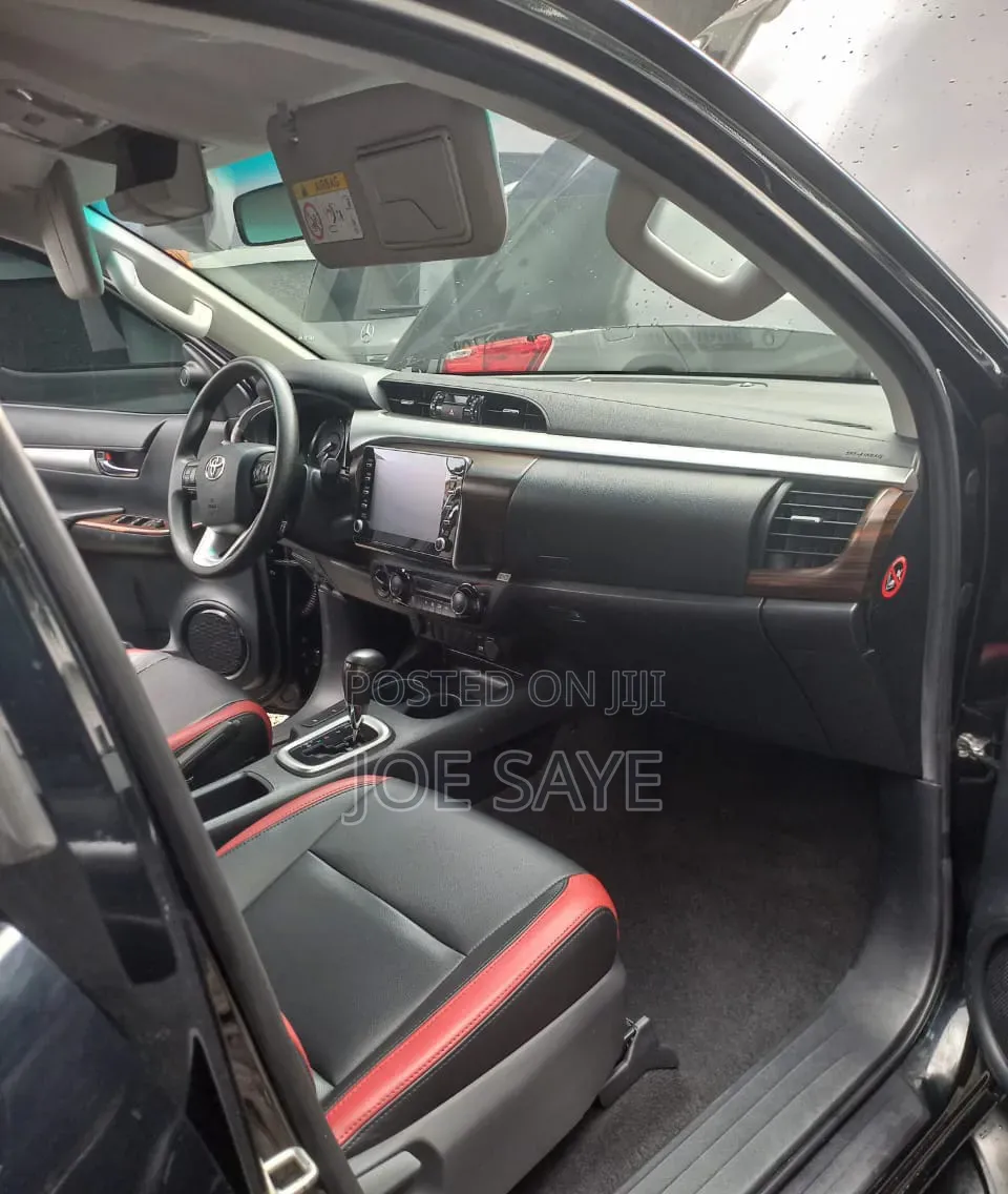 Toyota Hilux 2022 Black