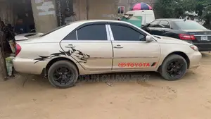 Toyota Camry LE V6 4dr Sedan (3.0L 6cyl 5A) 2004 Gold