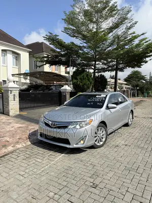 Toyota Camry XLE V6 4dr Sedan (3.5L 6cyl 6A) 2013 Silver