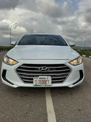 Hyundai Elantra SE Sedan FWD (2.0L 4cyl 6M) 2017 White
