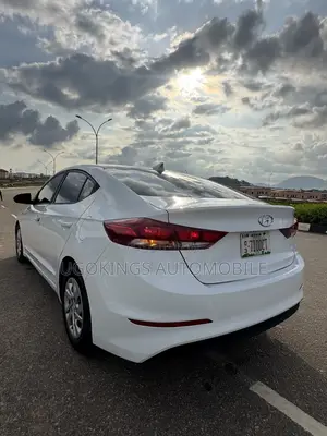 Hyundai Elantra SE Sedan FWD (2.0L 4cyl 6M) 2017 White