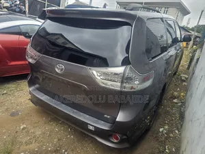 Toyota Sienna SE 8 Passenger (3.5L 6cyl 6A) 2016 Gray