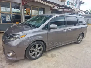 Toyota Sienna SE 8 Passenger (3.5L 6cyl 6A) 2016 Gray