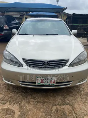 Toyota Camry LE 4dr Sedan (2.4L 4cyl 5M) 2003 Gold