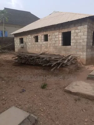 6bdrm Apartment in Ologuneru for sale