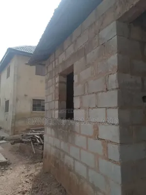 6bdrm Apartment in Ologuneru for sale