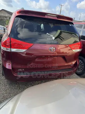Toyota Sienna XLE 8-Passenger 4dr Minivan (3.5L 6cyl 6A) 2014 Beige