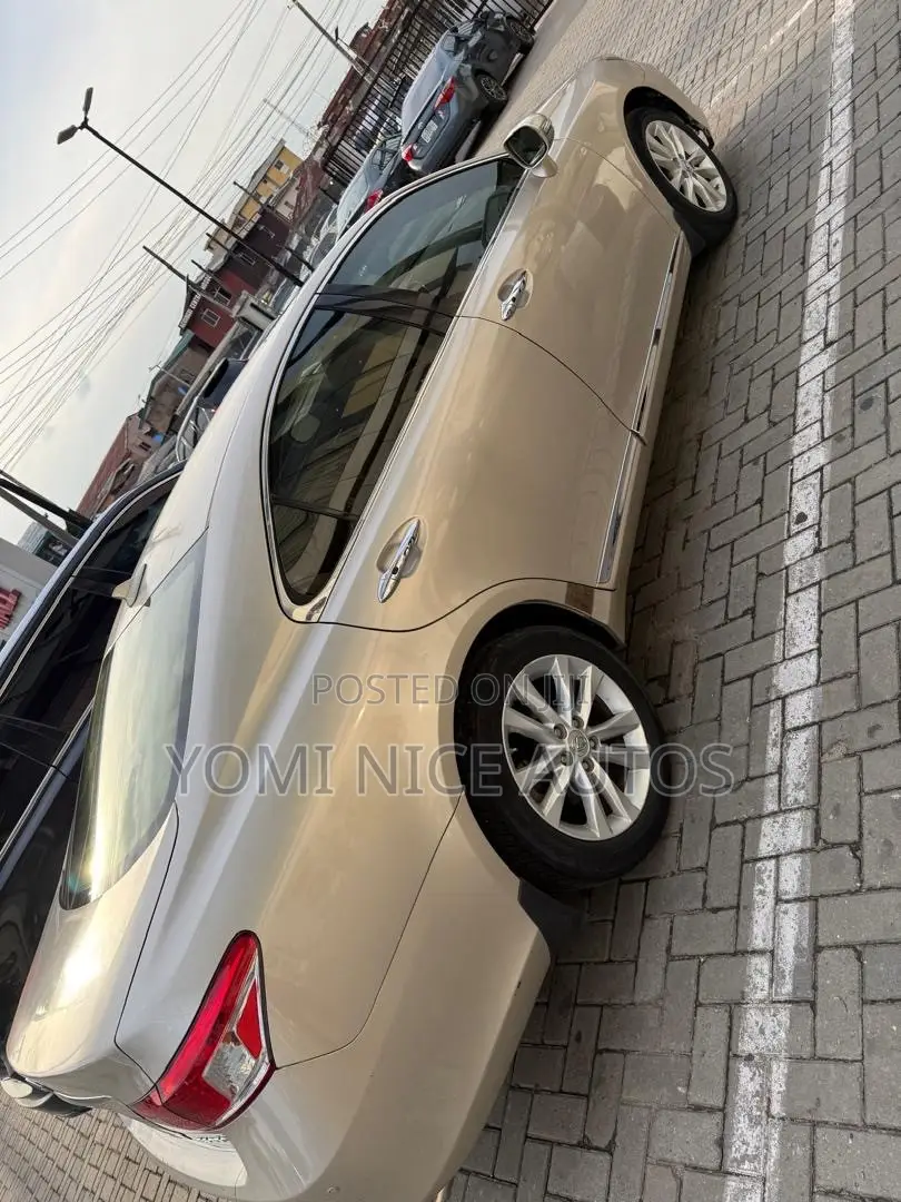 Lexus ES 350 2011 Gold