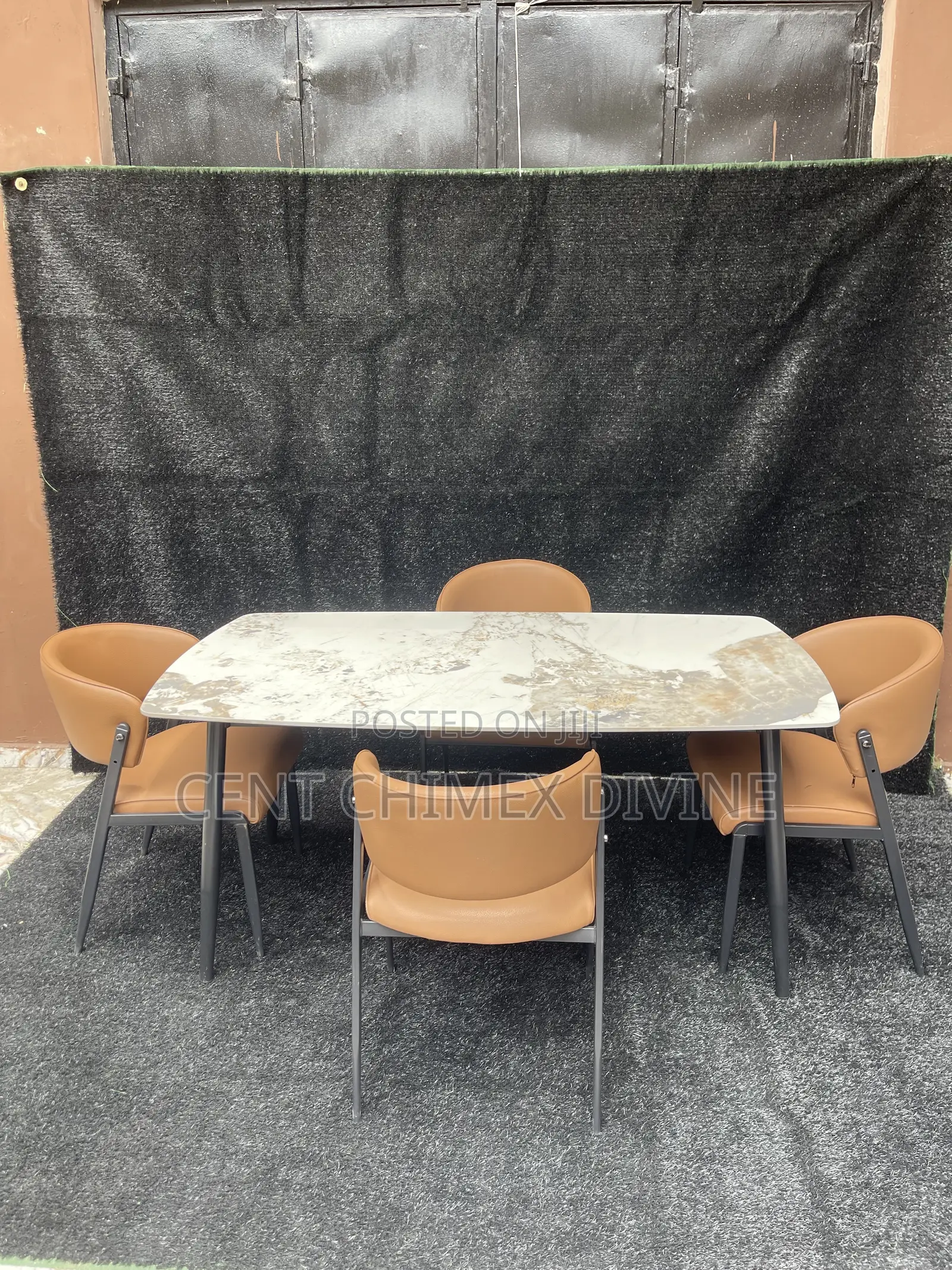 Ergonomic 4 Seater Dinning Set