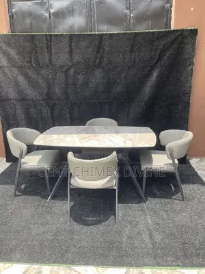 Impeccable Quality 4 Seater Dinning Set