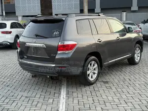 Toyota Highlander SE 2012 Gray
