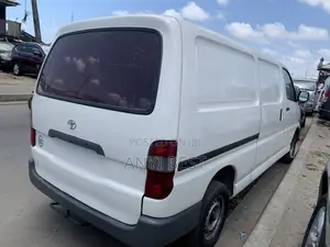 Toyota HiAce 2004 White