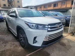 Toyota Highlander XLE 4x2 V6 (3.5L 6cyl 8A) 2018 White