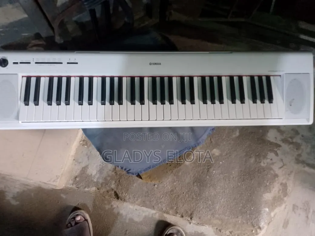 NP 12 Yamaha Keyboard