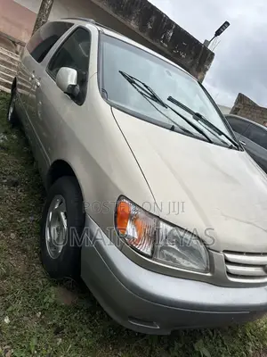 Toyota Sienna 2002 Gold