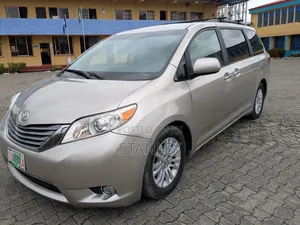Toyota Sienna 2015 Gold