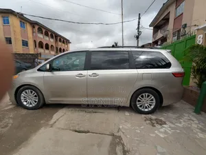 Toyota Sienna 2015 Gold
