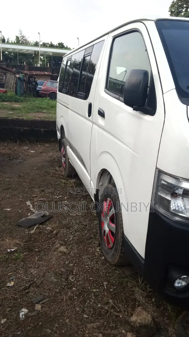 Toyota HiAce 2010 White