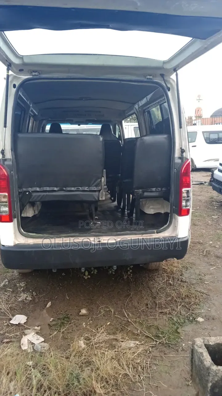 Toyota HiAce 2010 White