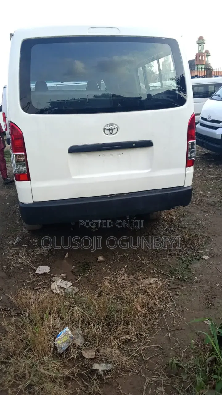Toyota HiAce 2010 White