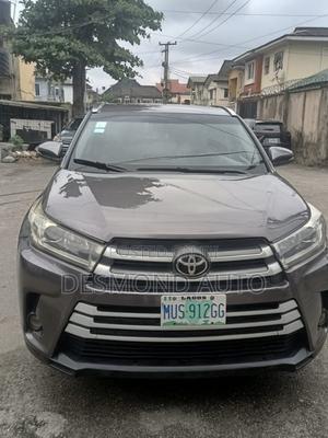 Toyota Highlander XLE 4dr SUV AWD (3.5L 6cyl 6A) 2015 Gray