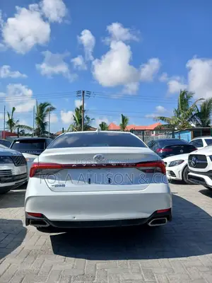 Toyota Avalon XLE 2022 White