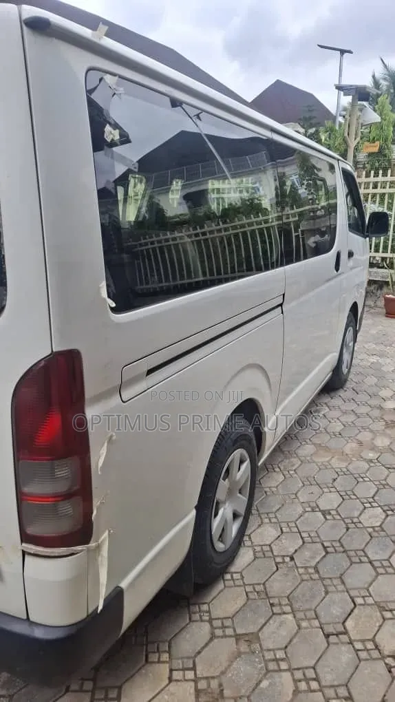 Toyota HiAce 2015 White
