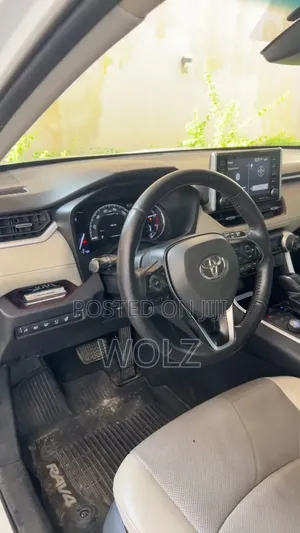 Toyota RAV4 XLE Premium AWD 2020 White