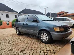 Toyota Sienna LE & 1 hatch 2000 Blue