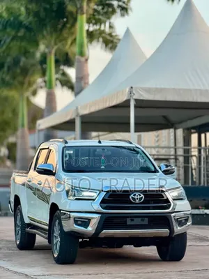 Toyota Hilux 2022 White