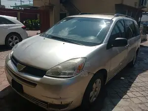 Toyota Sienna 2004 Gold