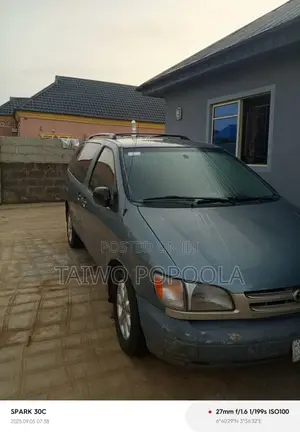 Toyota Sienna 1999 Gray