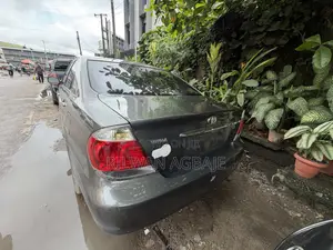Toyota Camry 2.4 XLE 2005 Gray