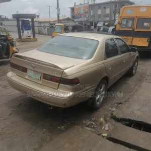 Toyota Camry 2000 Gold
