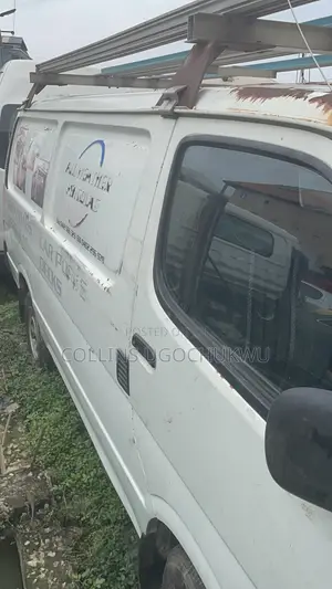 Toyota HiAce 2000 White