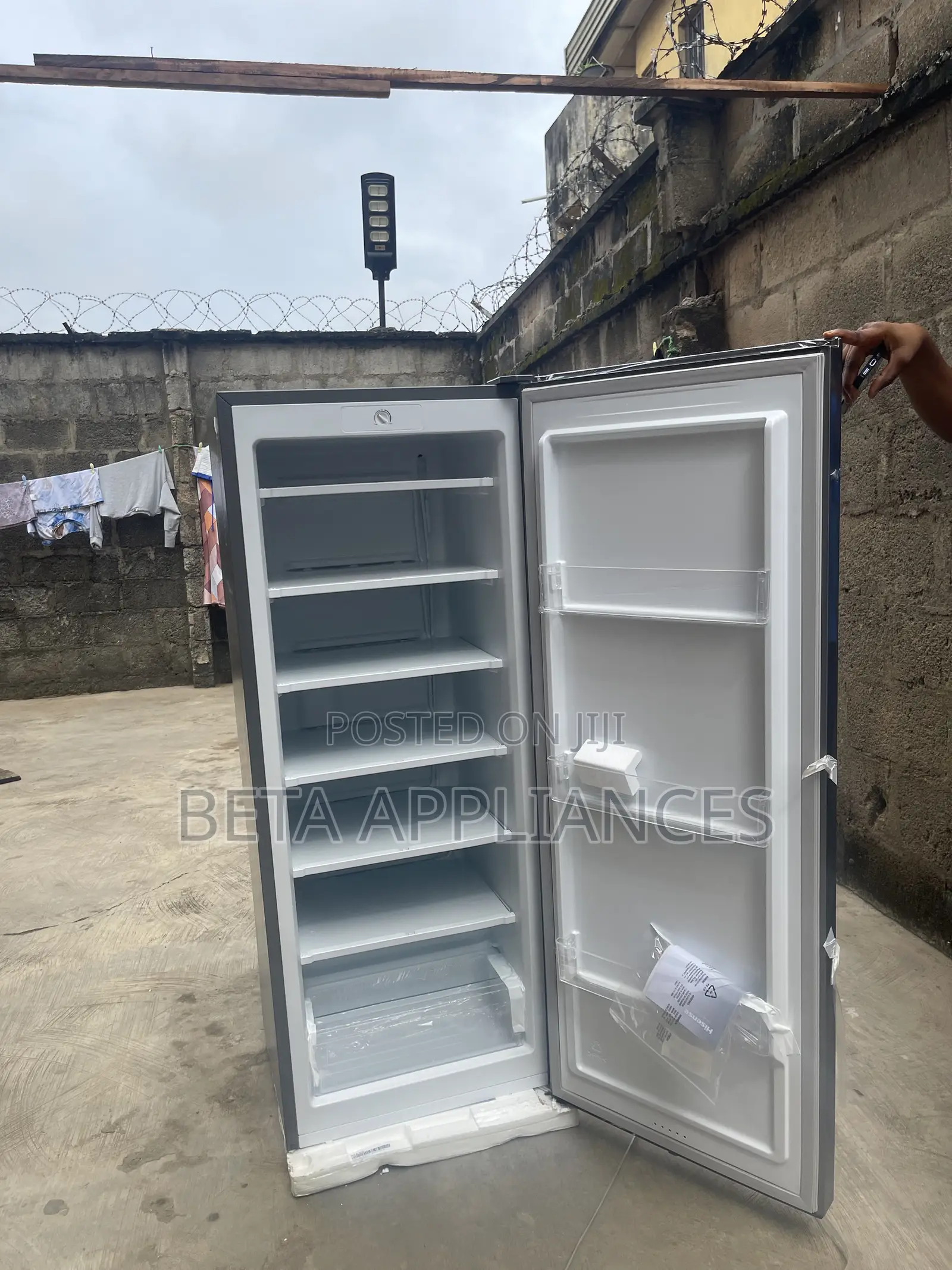 Hisense 189DR Vertical Storage Freezer