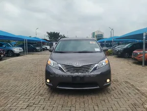 Toyota Sienna XLE 7-Passenger 4dr Minivan AWD (3.5L 6cyl 6A) 2015 Gray