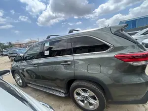 Toyota Highlander XLE V6 4x4 (3.5L 6cyl 6A) 2016 Green