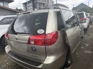 Toyota Sienna LE AWD 2005 Gold