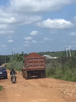 Full 20tons of Red Filling Sand