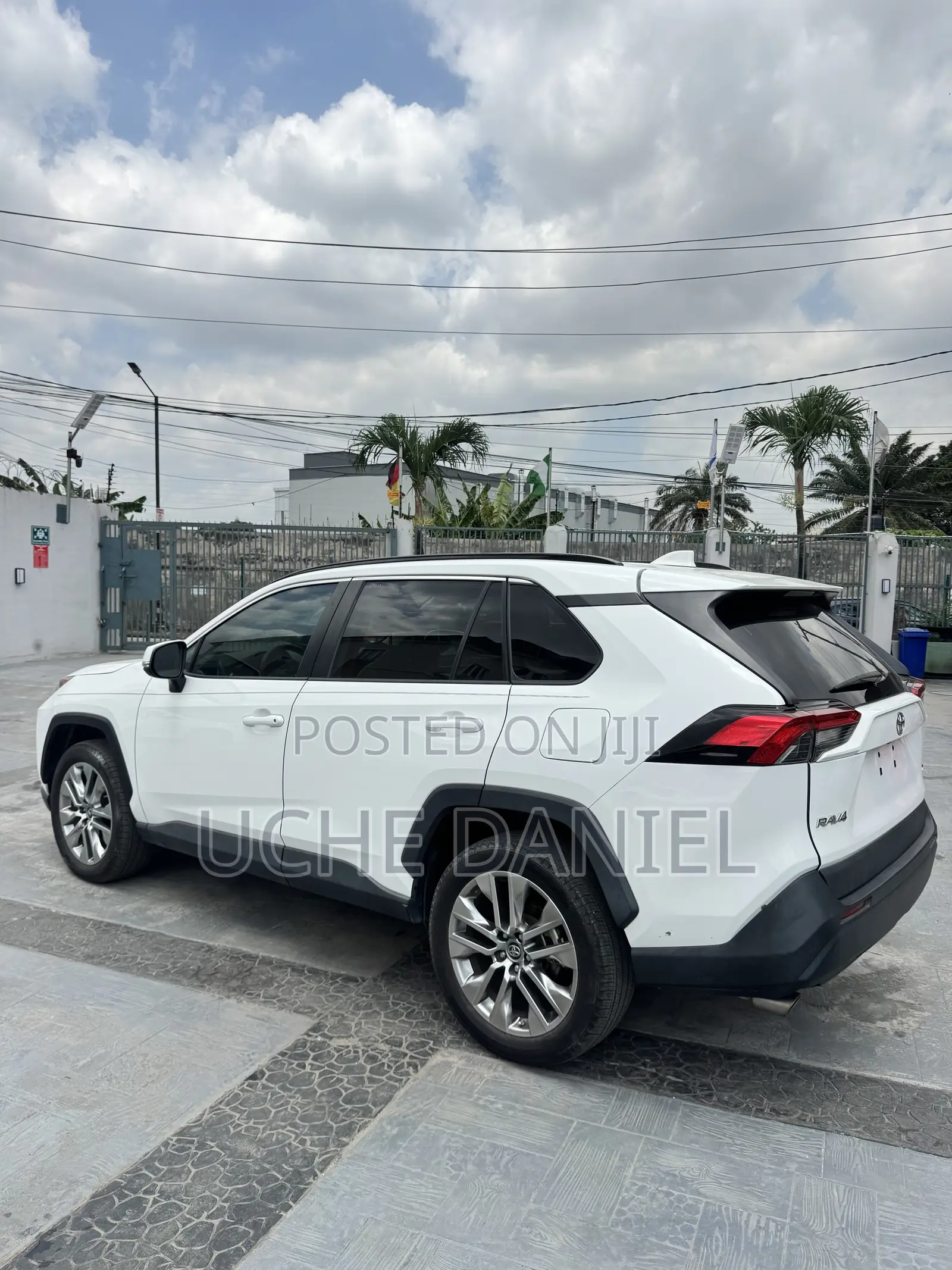 Toyota RAV4 XLE AWD 2019 White