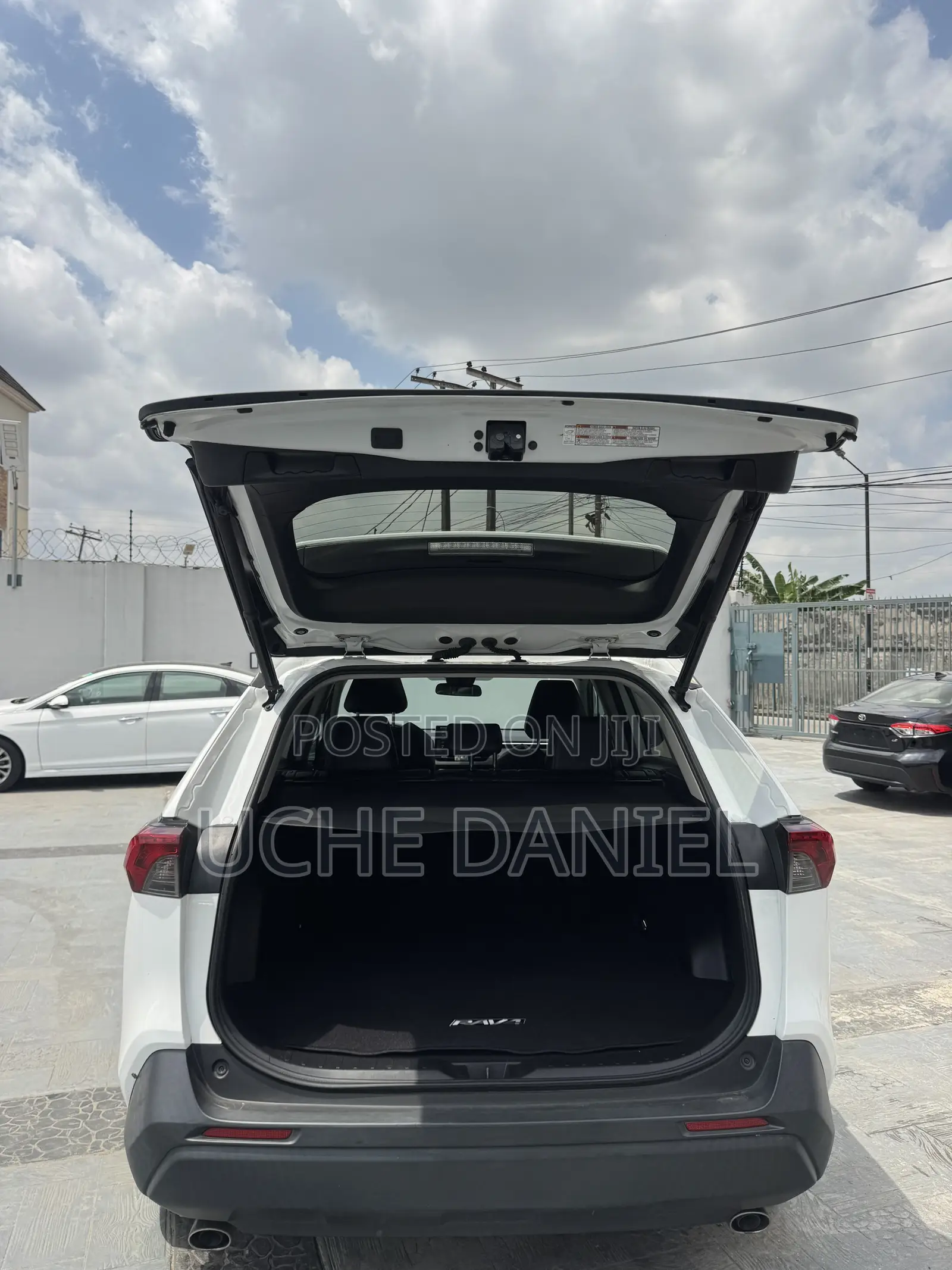 Toyota RAV4 XLE AWD 2019 White