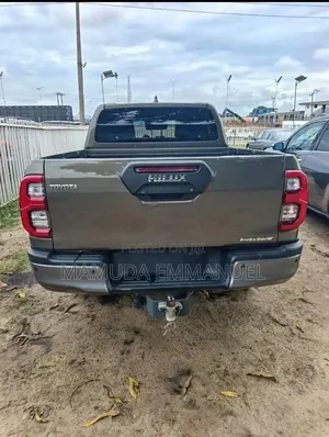 Toyota Hilux 2023 Green