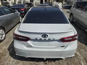 Toyota Camry XSE FWD (2.5L 4cyl 8AM) 2018 White