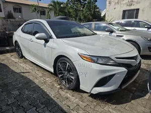 Toyota Camry XSE FWD (2.5L 4cyl 8AM) 2018 White