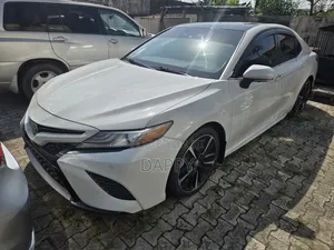 Toyota Camry XSE FWD (2.5L 4cyl 8AM) 2018 White