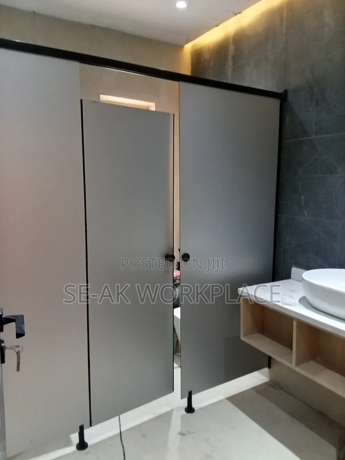 Waterproof Public Toilet SHEILDCORE Laminate Cubicle