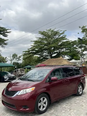 Toyota Sienna 2010 Maroon