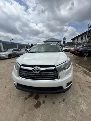 Toyota Highlander XLE 4dr SUV AWD (3.5L 6cyl 6A) 2015 White