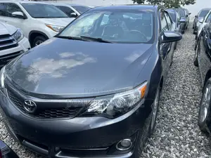 Toyota Camry SE 4dr Sedan (2.5L 4cyl 6A) 2014 Gray